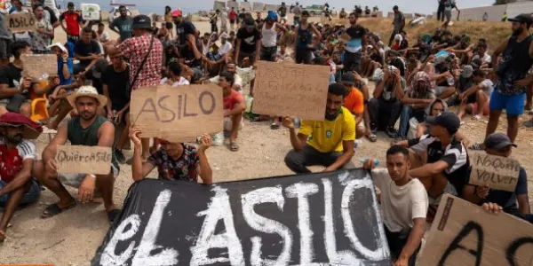 Migrantes que acampan en la playa el Trampolín de Ceuta