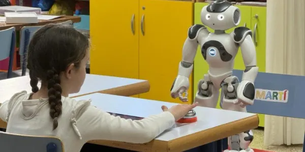 Una alumna trabaja con el robot
