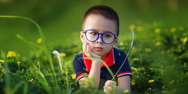 Niño con gafas 