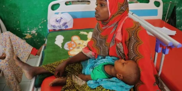 Kawsar Ibrahim Osman, de 25 años, sostiene a su hijo de ocho meses, Bilal, en el centro de alimentación terapéutica para pacientes hospitalizados en el Hospital Regional de Mudug, en la ciudad de Galkayo, región de Mudug, Somalia. 