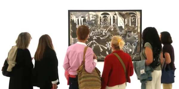 Visitantes frente a un cuadro de Maruja Mallo, de su serie 'Cloacas y campanarios', en el Museo Reina Sofía.