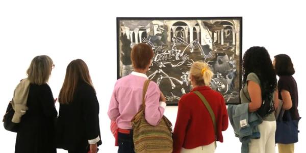 Visitantes frente a un cuadro de Maruja Mallo, de su serie 'Cloacas y campanarios', en el Museo Reina Sofía.