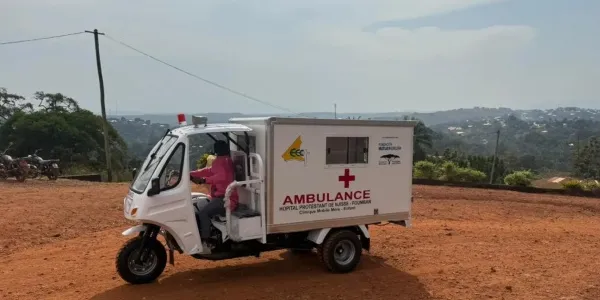 Una de las moto-ambulancias de la Fundación Recover en Camerún. 