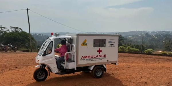 Una de las moto-ambulancias de la Fundación Recover en Camerún. 