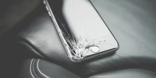 Teléfono móvil con la pantalla dañada
