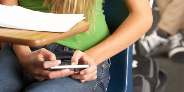 Italia prohíbe los teléfonos en sus aulas educativas