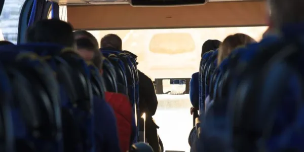 Interior de un autobús en una ruta de empresa