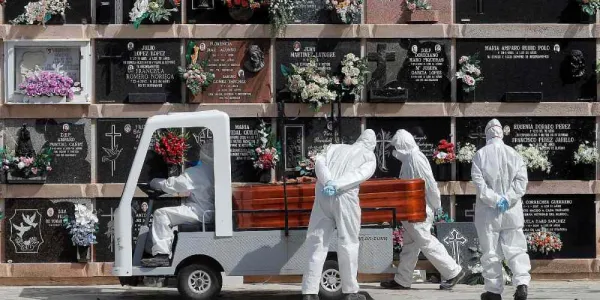 Entierro de un fallecido con coronavirus, en el cementerio del Cabañal, en Valencia. EFE