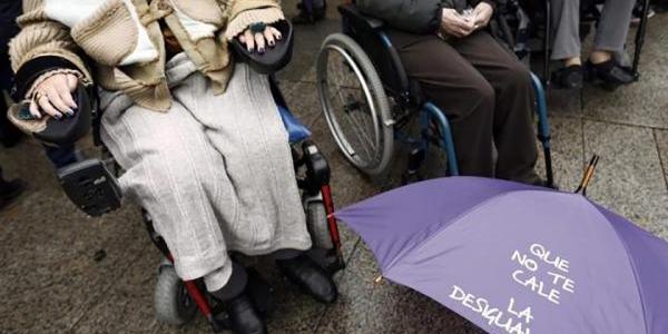 Mujer con discapacidad en una manifestación contra la violencia de género en Canarias