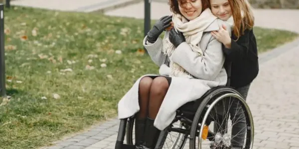 Una madre con discapacidad pasea junto a su hija.