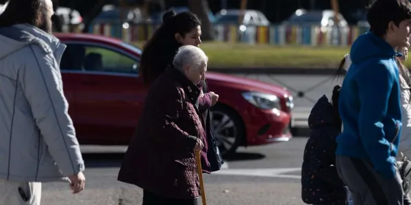 Las mujeres lideran los cuidados en menores y dependientes