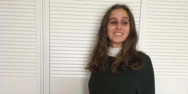 Carmen Lafuente consiguió una plaza como bioquímica clínica en 2019, pero aún no le han permitido incorporarse a su puesto de trabajo debido a su discapacidad visual / NIUS
