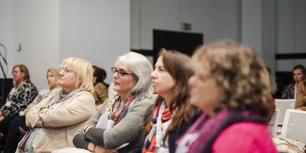 Unas mujeres compartiendo sus experiencias sobre maternidad y mujeres con discapacidad