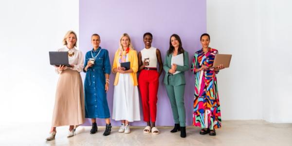 Mujeres empresarias reunidas en la oficina