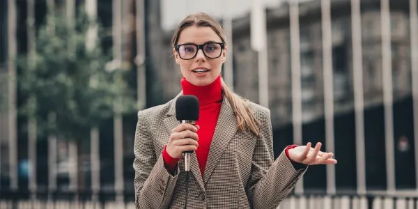Mujeres periodistas que se autocensuran por protegerse