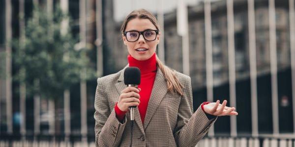 Mujeres periodistas que se autocensuran por protegerse