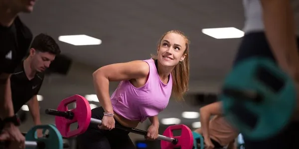 Mujer haciendo ejercicio en el gimnasio