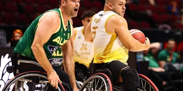 Lalo Prieto protege el balón frente a Bill Latham, durante el partido entre España y Australia