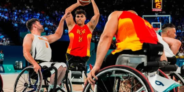 Pincho Ortega busca a un compañero en un partido de los Juegos Paralímpicos de París 2024 