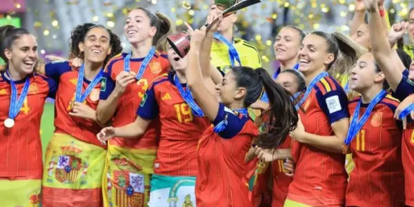 España celebra el Mundial sub'20 femenino, ganado ante Corea del Norte. 