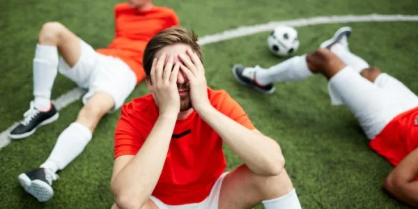 jugadores cansados en el suelo