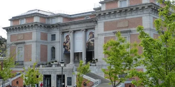 Vista del Museo del Prado por fuera