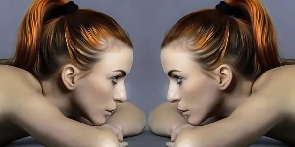 Chica frente a su reflejo
