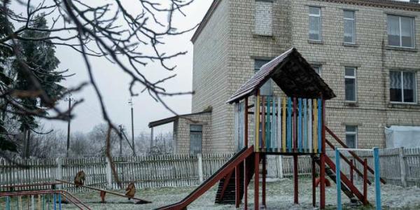 Parque infantil vacío en Ucrania