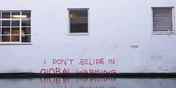 Graffiti atribuido a Bansky sobre le negacionismo climático
