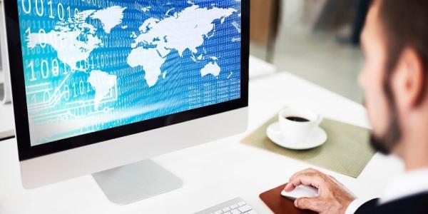 Señor trabajando en su negocio