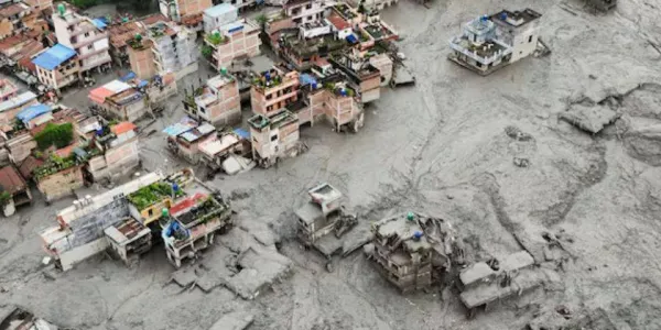Un vista desde un dron muestra la riada en Trishuli, distrito de Nuwakot (Nepal). 