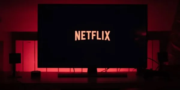 Pantalla de televisión con el fondo de Netflix 
