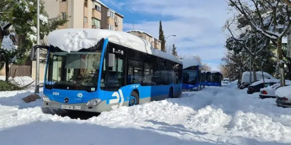 Destrozos por la nevada en autobuses de la EMT de Madrid 