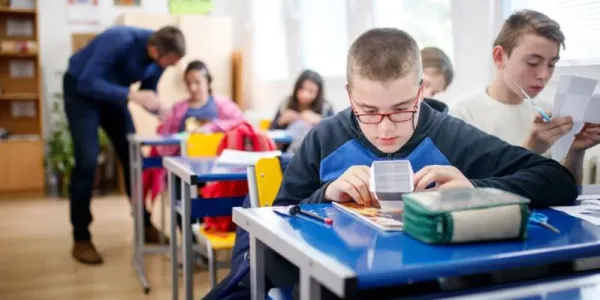 Alumno con autismo en el aula.