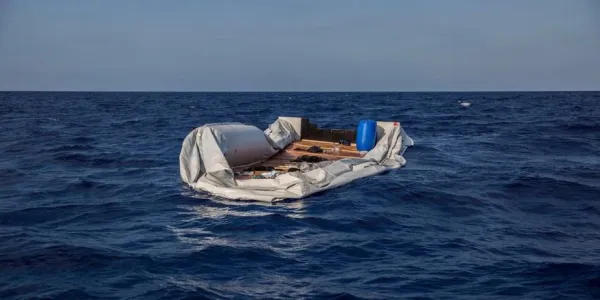 Patera semihundida en las aguas entre Italia y Libia. Olmo Calvo para Eldiario.es