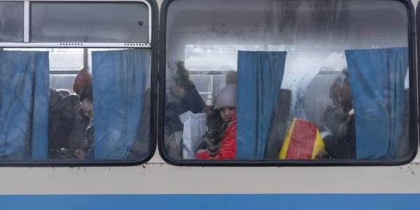 25 de diciembre de 2025, Kramatorsk, Región de Donetsk, Ucrania. Kira, de 11 años, se sienta en un autobús de evacuación sosteniendo a su pequeño perro gris, Kim, mientras sale de Kramatorsk, Región de Donetsk, Ucrania. 