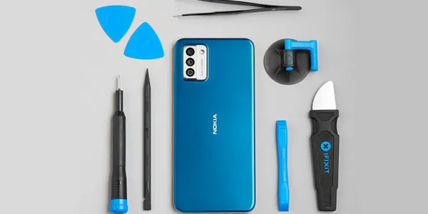 Imagen del Nokia G22 junto a distintas herramientas para facilitar su reparación en caso de avería