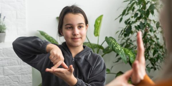 niña hablando lengua de signos