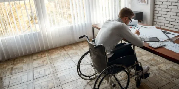 Una persona con discapacidad frente a un escritorio 