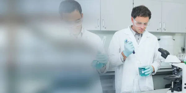 Científicos investigando la cura contra el cáncer de páncreas