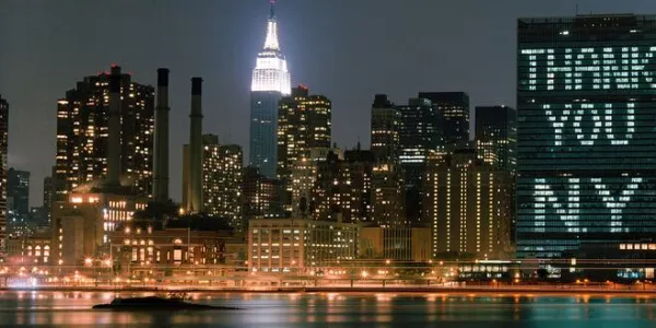 El edificio de la Secretaría de la ONU, visto desde el East River, se ilumina con "Thank You NY" para expresar gratitud a la ciudad de Nueva York por acoger la Cumbre del Milenio.