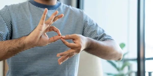 Una persona expresándose en lengua de signos española