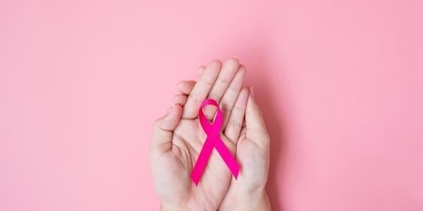 Manos con lazo contra el cáncer de mama