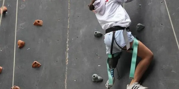 Joven escaladora con prótesis en su pierna izquierda