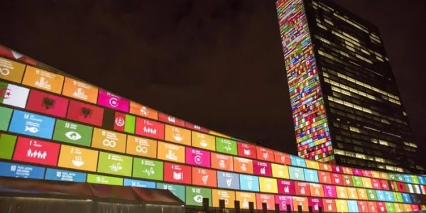 Edificio de la ONU en Nueva York, iluminado con los ODS