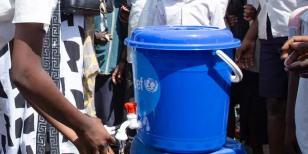Los escolares del este de la República Democrática del Congo se lavan las manos como parte de las medidas de higiene para ayudar a prevenir la propagación del ébola.