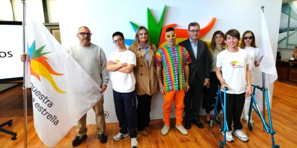 Asistentes al acto de presentación de la 'próxima estrella' de Okuda San Miguel 