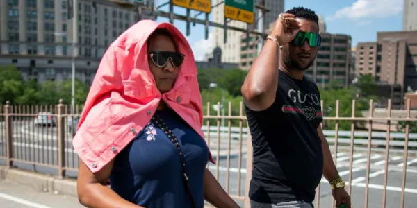 Una mujer se cubre del sol durante una ola de calor en Nueva York, EE.UU., el 30 de junio de 2021. 