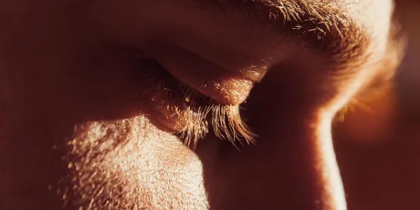 Primer plano de la cara de un señor en plena ola de calor