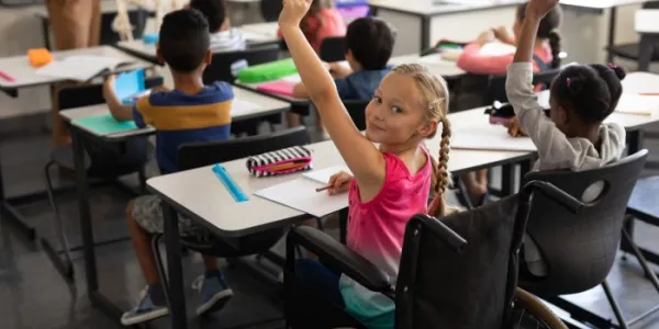 Una niña en silla de ruedas en un aula de Sudáfrica 